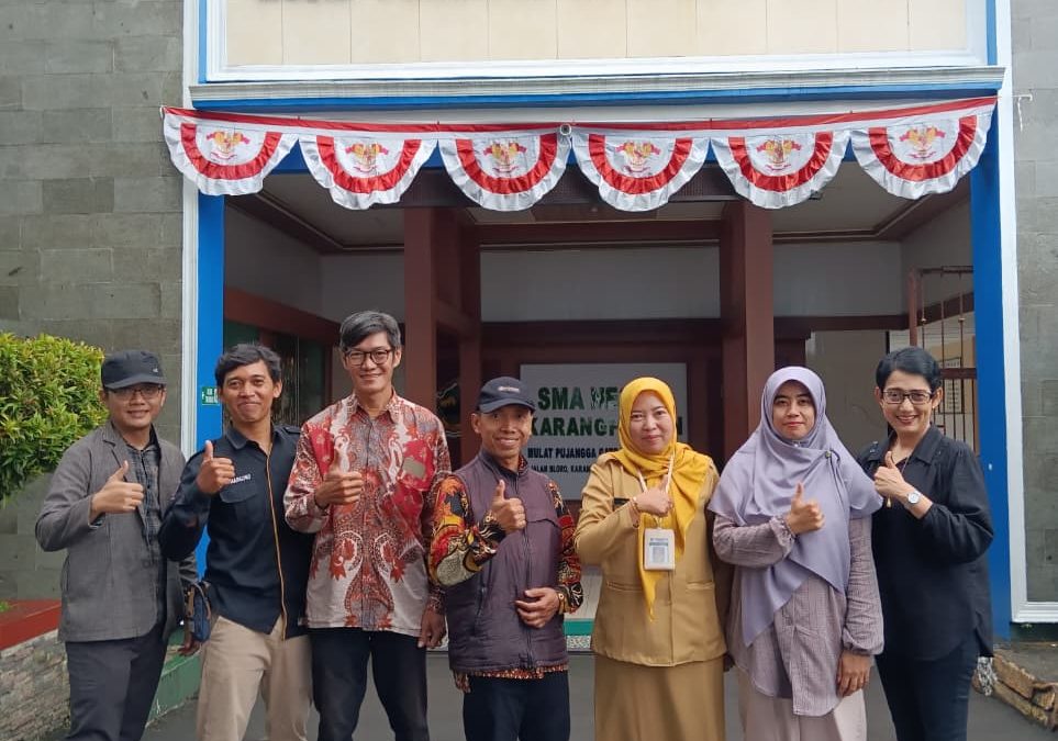 Kolaborasi Humas dan Dosen AMIKOM Surakarta Sosialisasikan Pendidikan Tinggi di SMAN Karangpandan